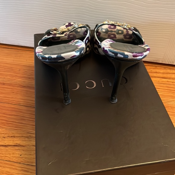 Gucci silk pumps size 9 comes with original box and spare pieces for heels - Picture 4 of 7